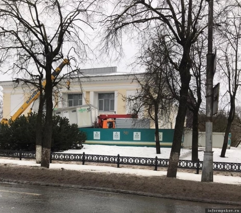 На площади Ленина в Пскове демонтировали общественный туалет