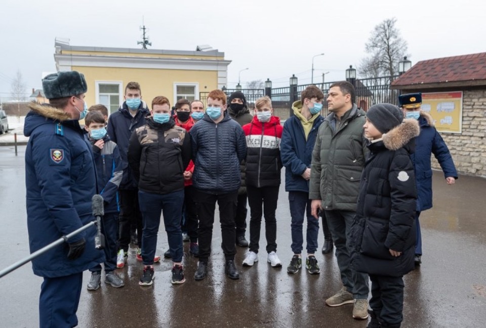 Михаил Ведерников исполнил мечту 14-летнего Данилы о поездке в псковскую дивизию