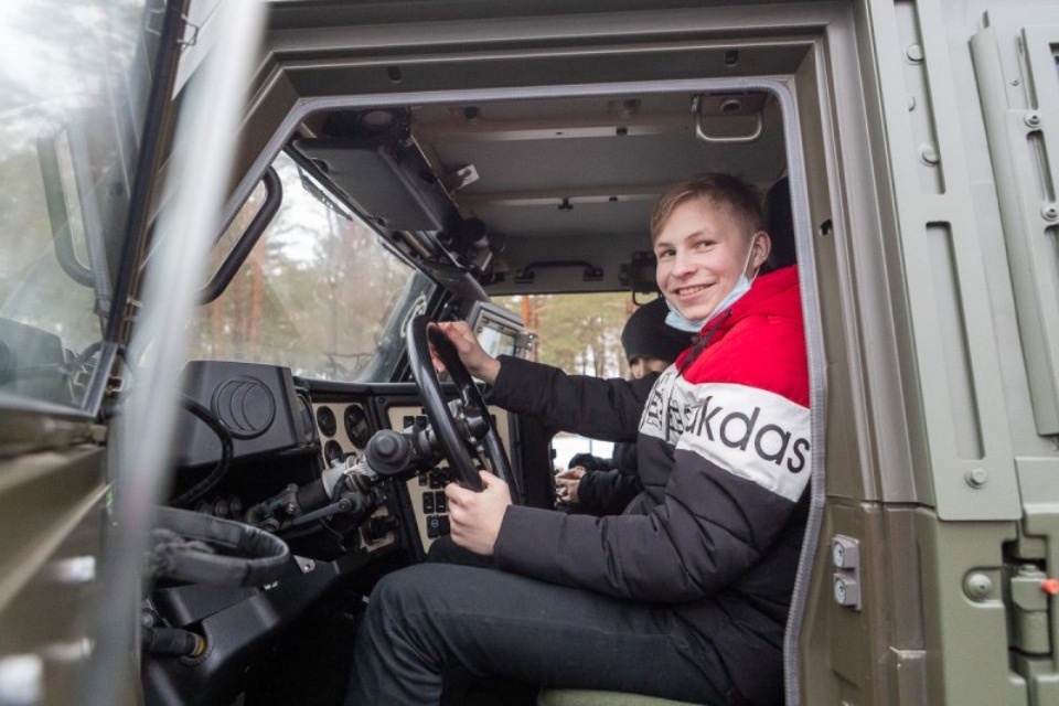 Михаил Ведерников исполнил мечту 14-летнего Данилы о поездке в псковскую дивизию