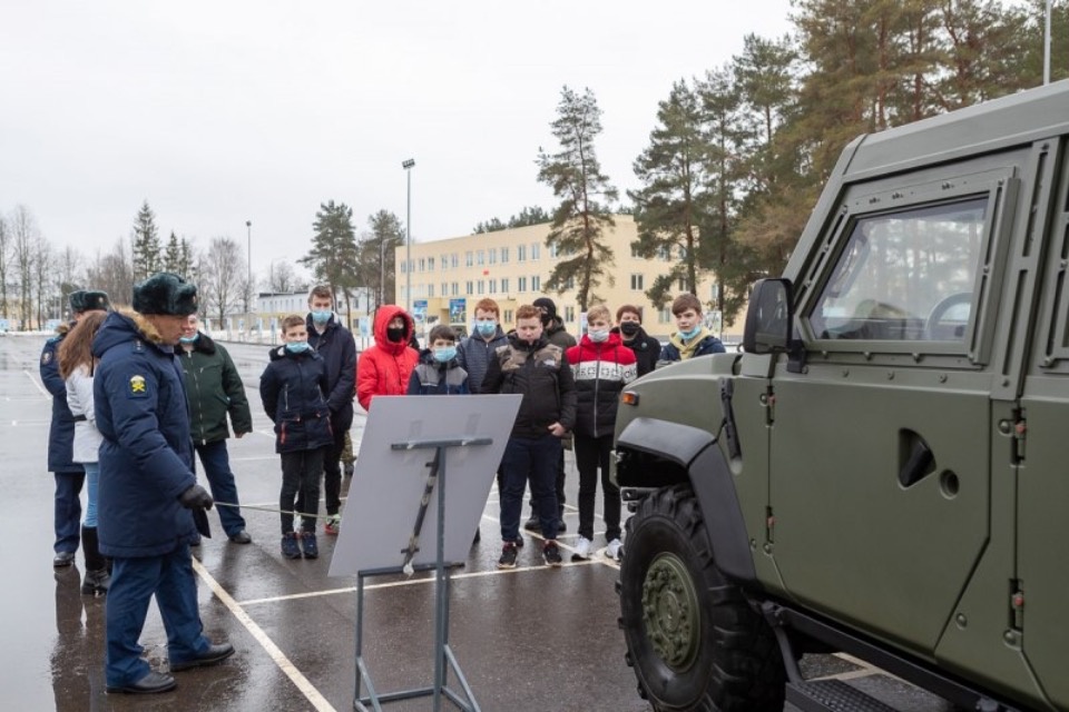Михаил Ведерников исполнил мечту 14-летнего Данилы о поездке в псковскую дивизию