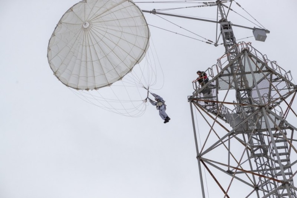 Михаил Ведерников исполнил мечту 14-летнего Данилы о поездке в псковскую дивизию