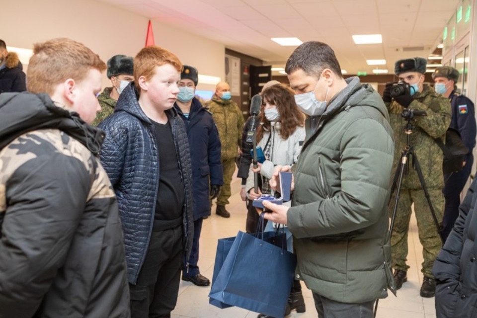 Михаил Ведерников исполнил мечту 14-летнего Данилы о поездке в псковскую дивизию