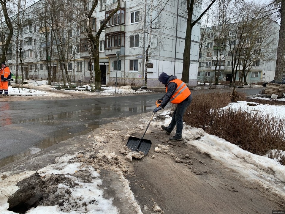 Около 30 единиц техники задействованы для уборки Пскова