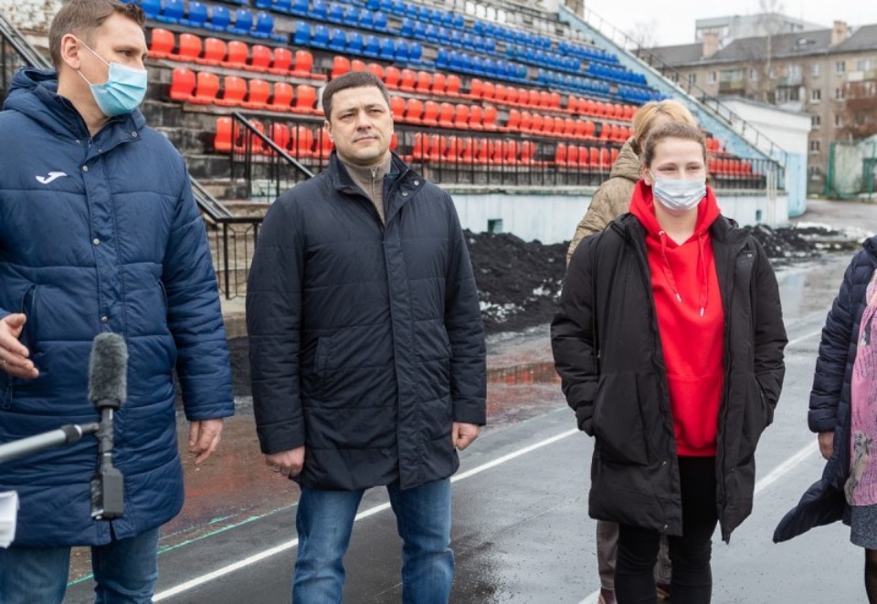 Михаил Ведерников вместе с воспитанницей Красногородской школы-интерната побывал на тренировке псковских футболистов