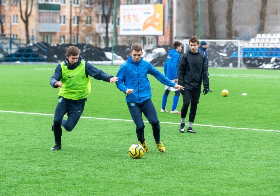 Михаил Ведерников вместе с воспитанницей Красногородской школы-интерната побывал на тренировке псковских футболистов