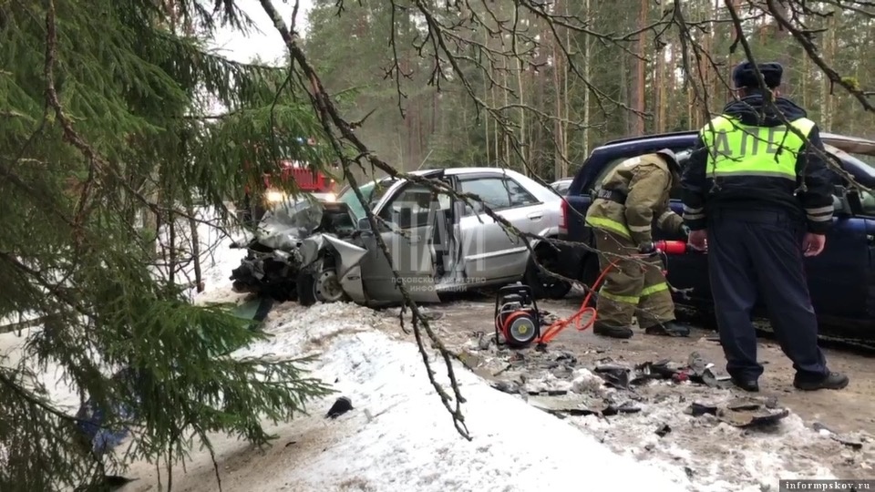 Два человека пострадали и один погиб при столкновении двух машин в Невельском районе Два человека пострадали и один погиб при столкновении двух машин в Невельском районе