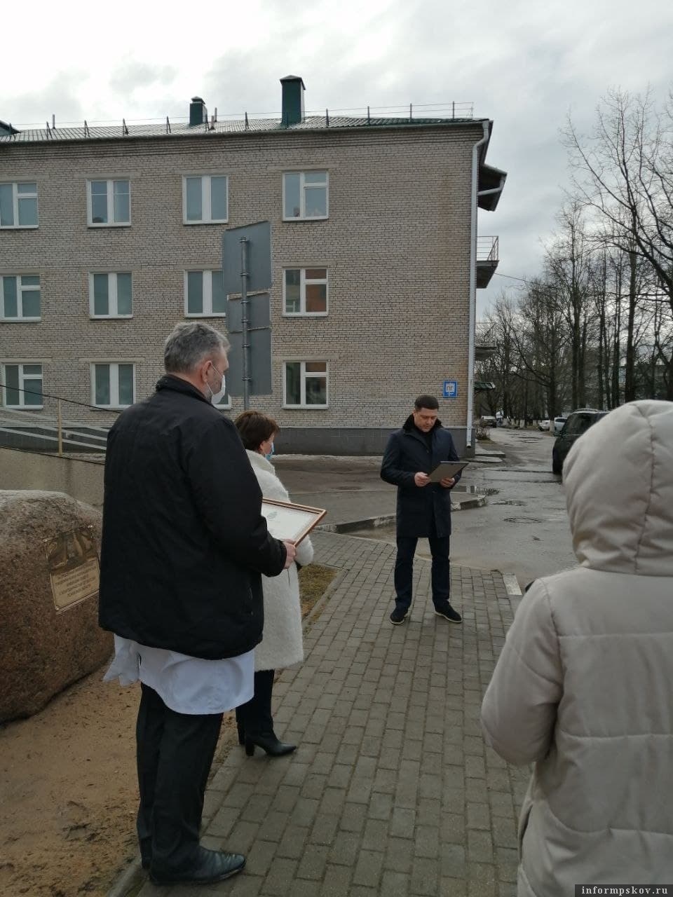 В Пскове открыли памятный знак в благодарность медикам за борьбу с коронавирусом