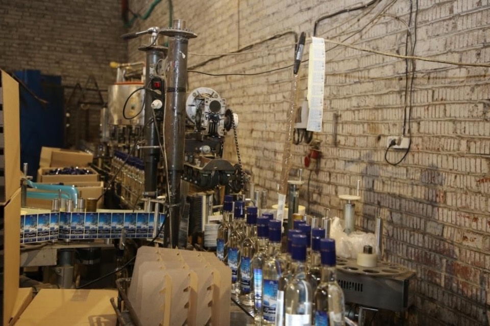 Полицейские пресекли  подпольное производство алкоголя в Великих Луках