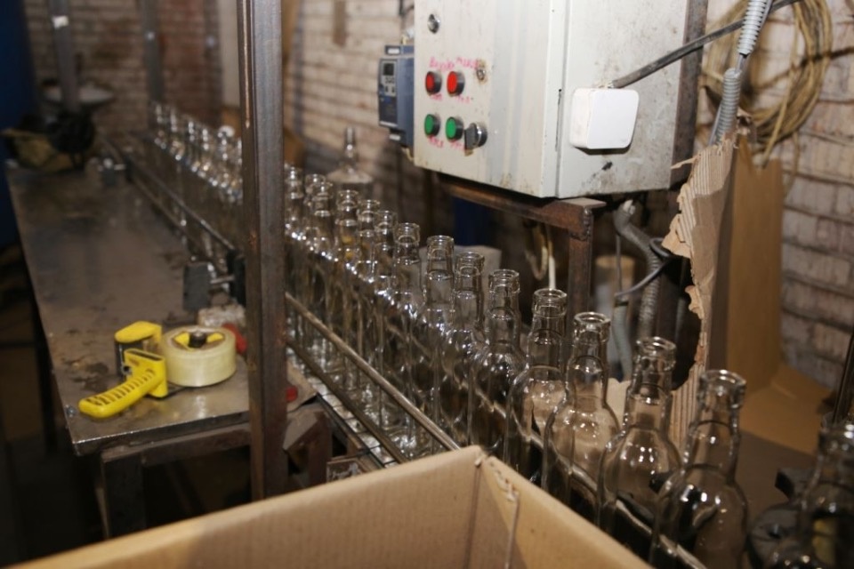 Полицейские пресекли  подпольное производство алкоголя в Великих Луках