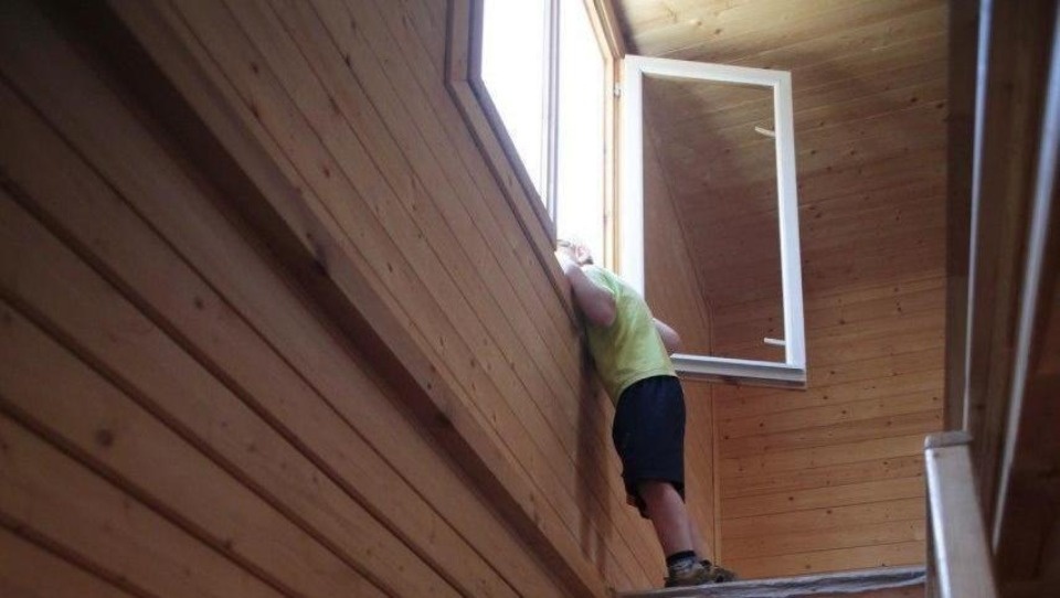  Выпавшего из окна ребёнка в Великих Луках спасла поймавшая его женщина