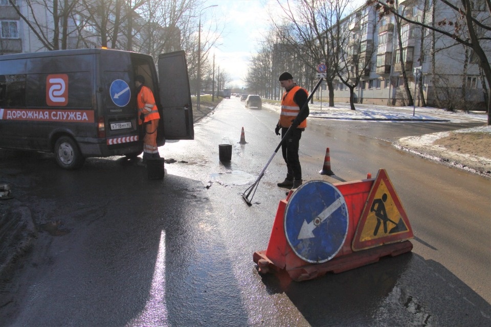 В Пскове начался ямочный ремонт дорог В Пскове начался ямочный ремонт дорог