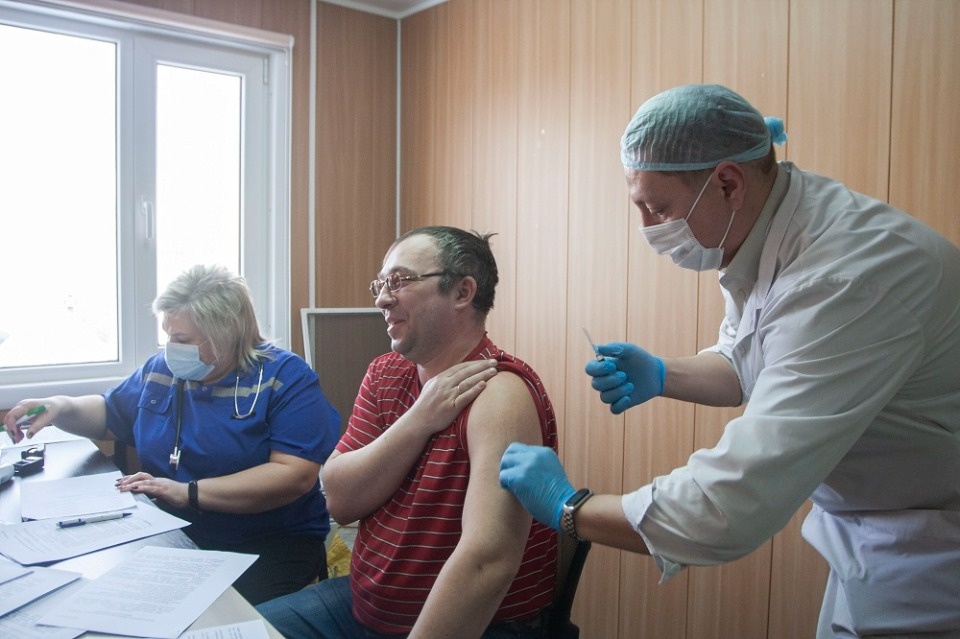 На заводе «Титан-Полимер» прошла выездная вакцинация от коронавируса