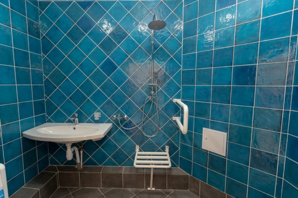 Псковский инвалид-колясочник получил специально оборудованную квартиру