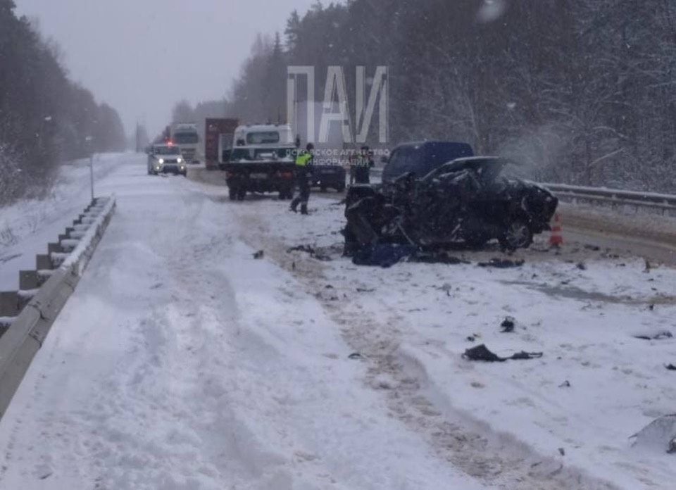 Один человек погиб при столкновении грузовика и легковушки в Опочецком районе Один человек погиб при столкновении грузовика и легковушки в Опочецком районе