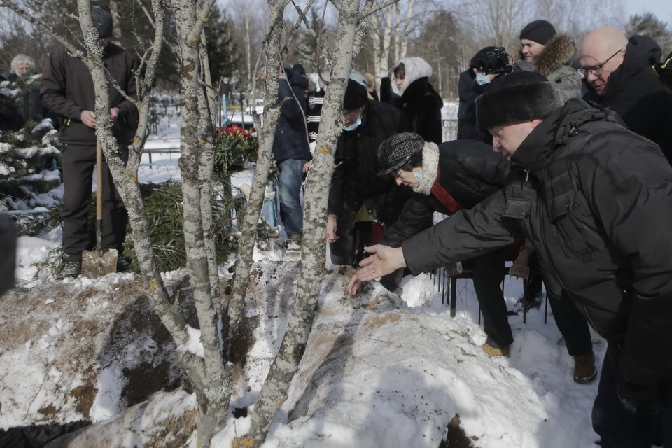Простились Простились