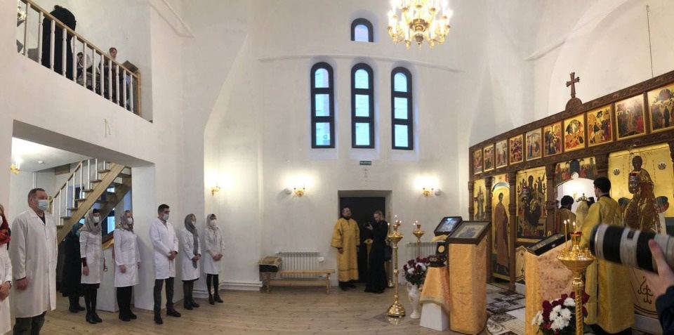 Церковь при городской больнице в Пскове освятил митрополит Тихон 
