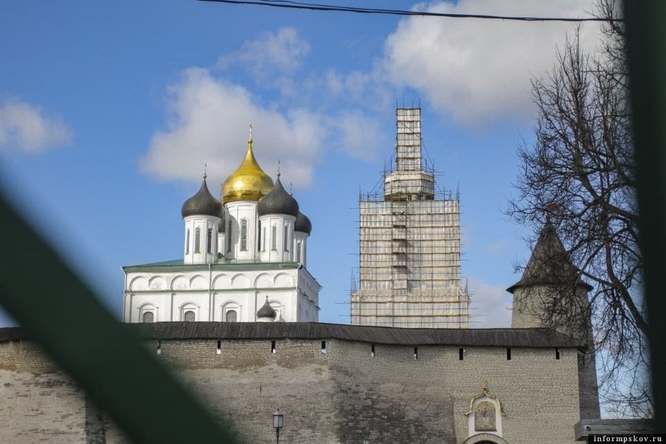 Строительные леса с колокольни Троицкого собора в Пскове могут снять к концу года