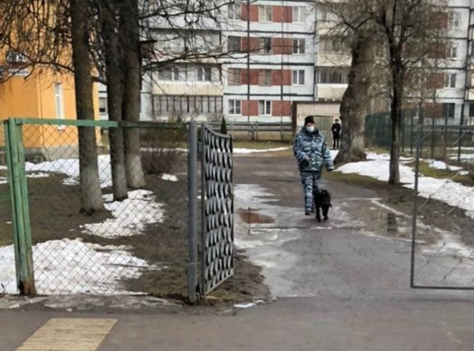 Почти 120 учеников эвакуировали из вечерней школы в Пскове из-за сообщения о бомбе Почти 120 учеников эвакуировали из вечерней школы в Пскове из-за сообщения о бомбе