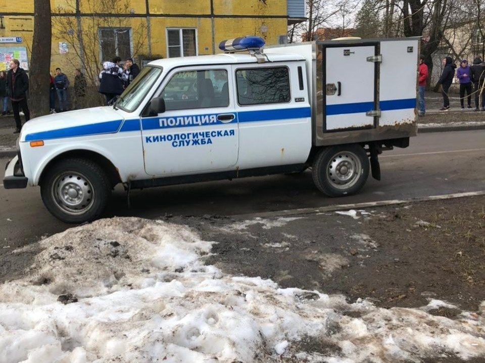 Полиция проводит проверку по факту ложного сообщения о минировании вечерней школы в Пскове