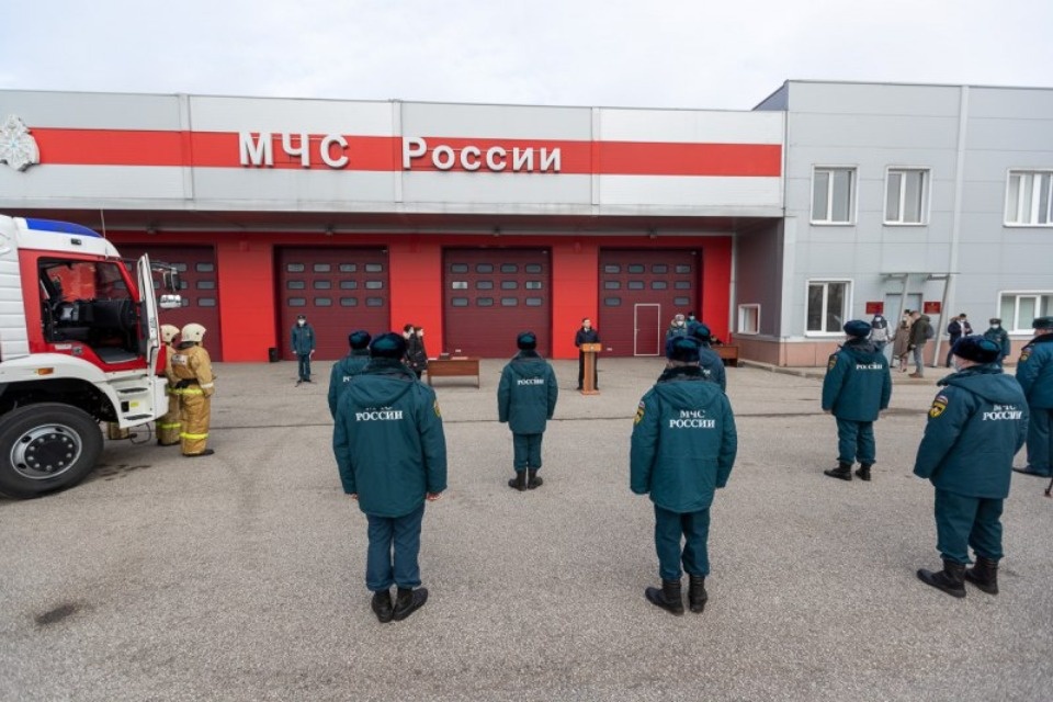 Михаил Ведерников наградил сотрудников МЧС за помощь в устранении последствий непогоды