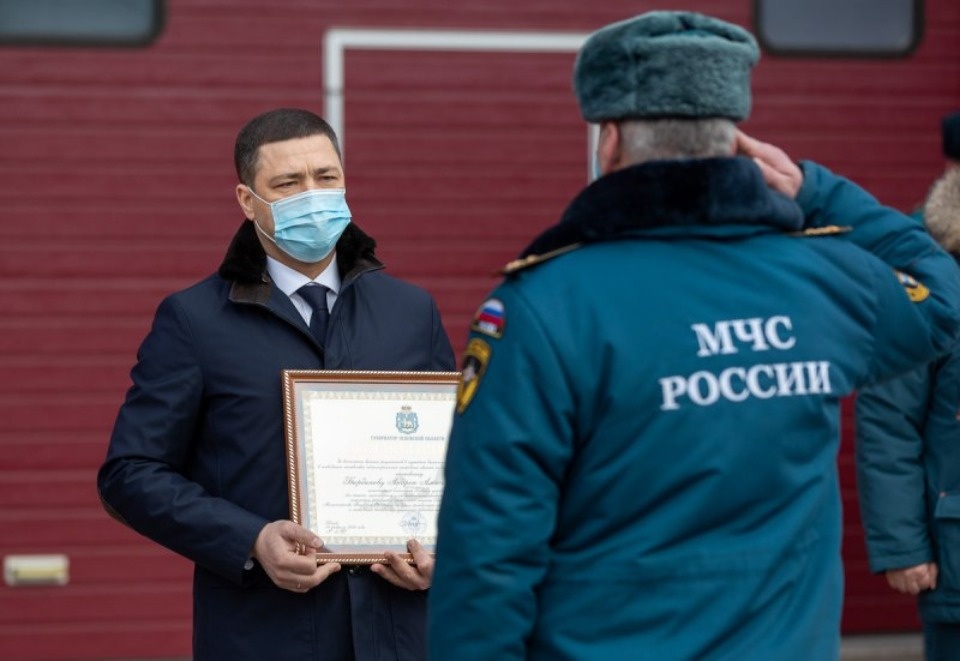 Михаил Ведерников наградил сотрудников МЧС за помощь в устранении последствий непогоды