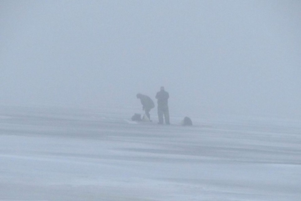 Три рыбака не смогли самостоятельно выйти из акватории Чудского озера