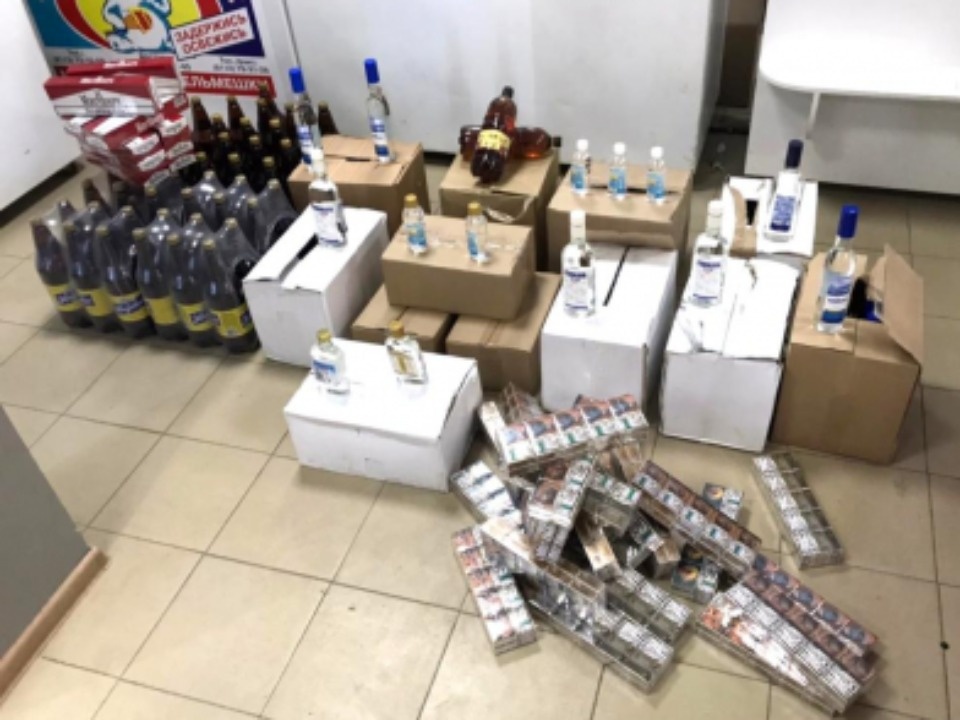 Алкоголь и сигареты без документов обнаружила полиция в магазине в Пскове Алкоголь и сигареты без документов обнаружила полиция в магазине в Пскове