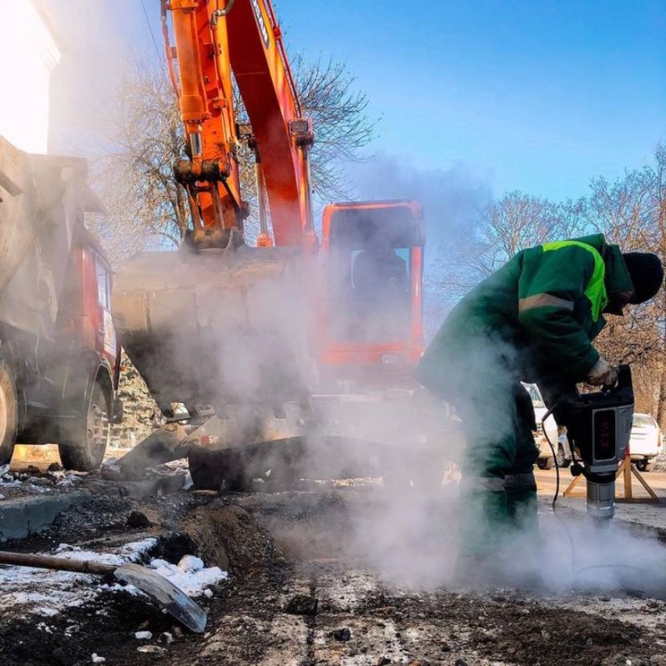 Для устранения утечки воды на улице Советской в Пскове понадобится несколько дней