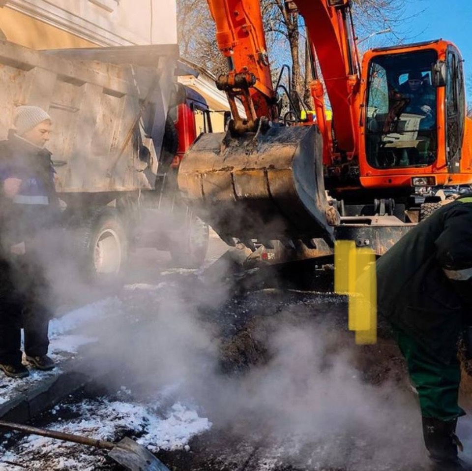 Для устранения утечки воды на улице Советской в Пскове понадобится несколько дней