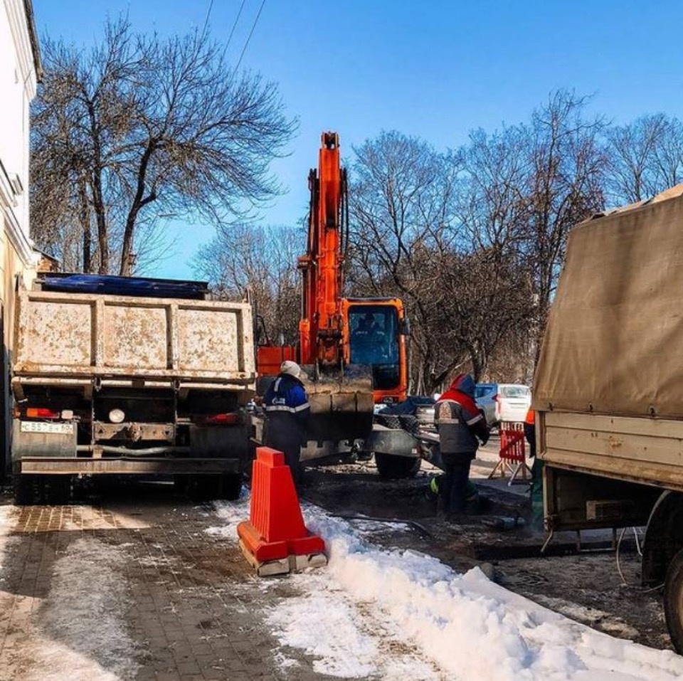 Для устранения утечки воды на улице Советской в Пскове понадобится несколько дней