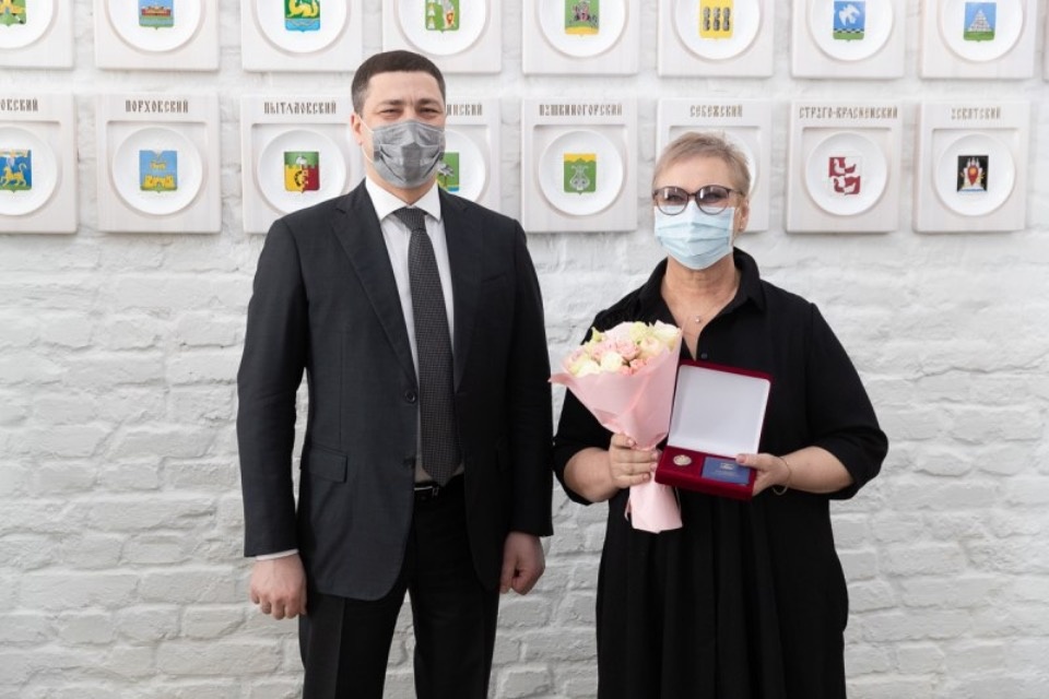 Михаил Ведерников наградил первых обладателей почётных званий Псковской области в сфере культуры и искусства Михаил Ведерников наградил первых обладателей почётных званий Псковской области в сфере культуры и искусства