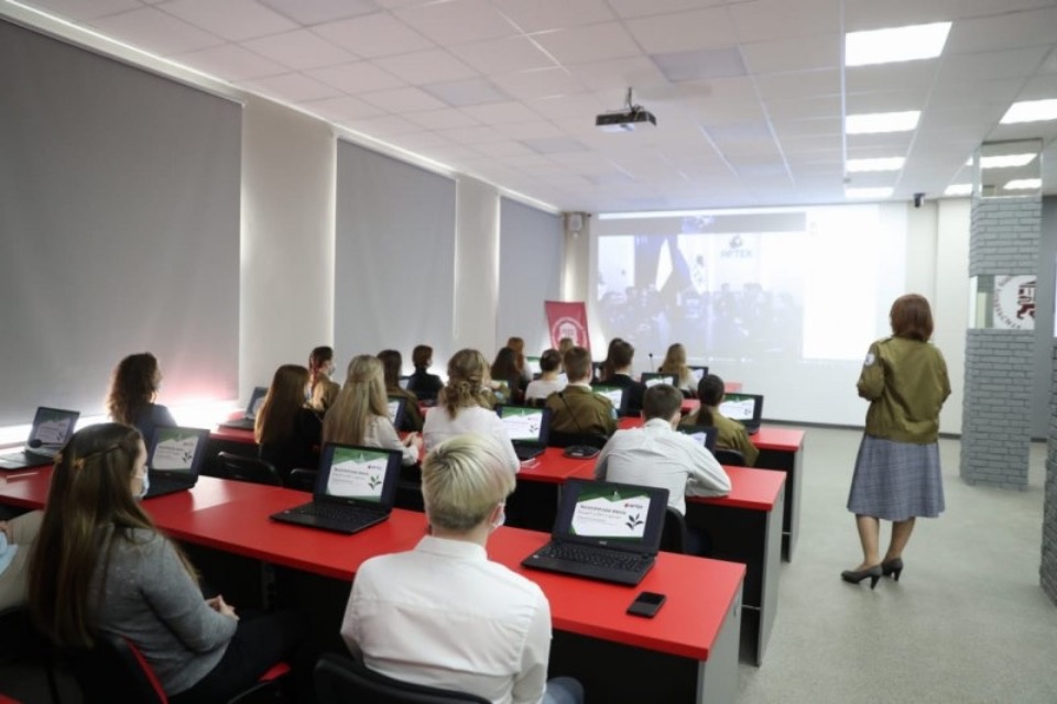 Михаил Ведерников ознакомился с работой цифрового парка ПсковГУ