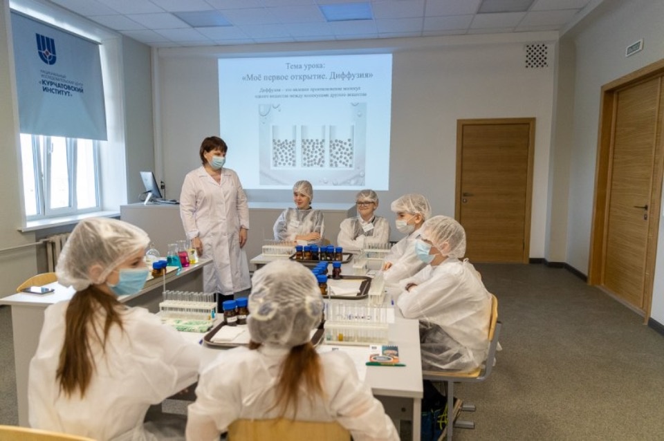 Михаил Ведерников ознакомился с работой цифрового парка ПсковГУ