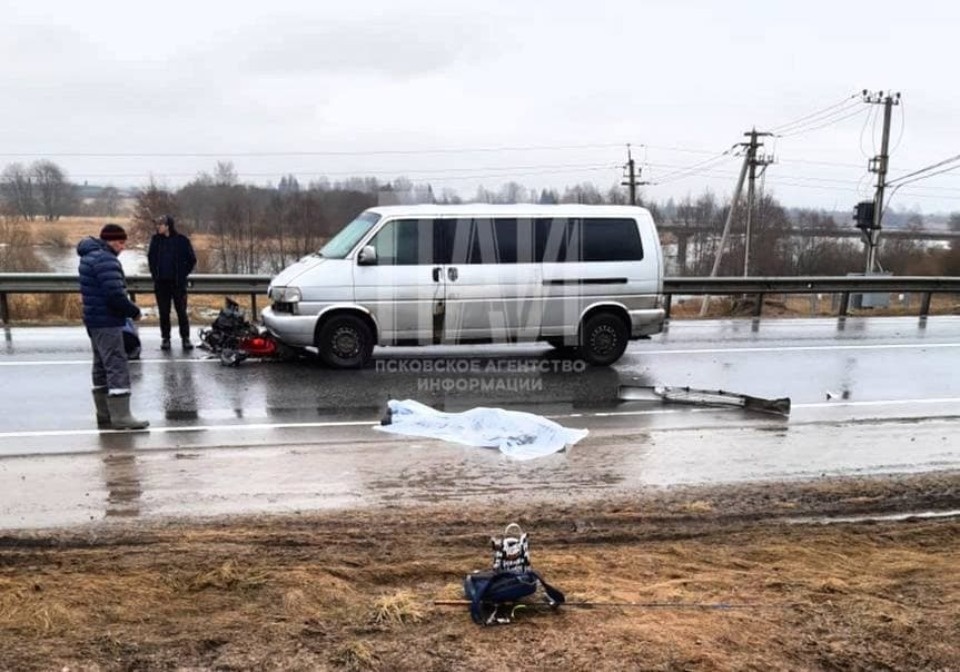 Двое детей на мопеде попали в аварию в Островском районе и погибли