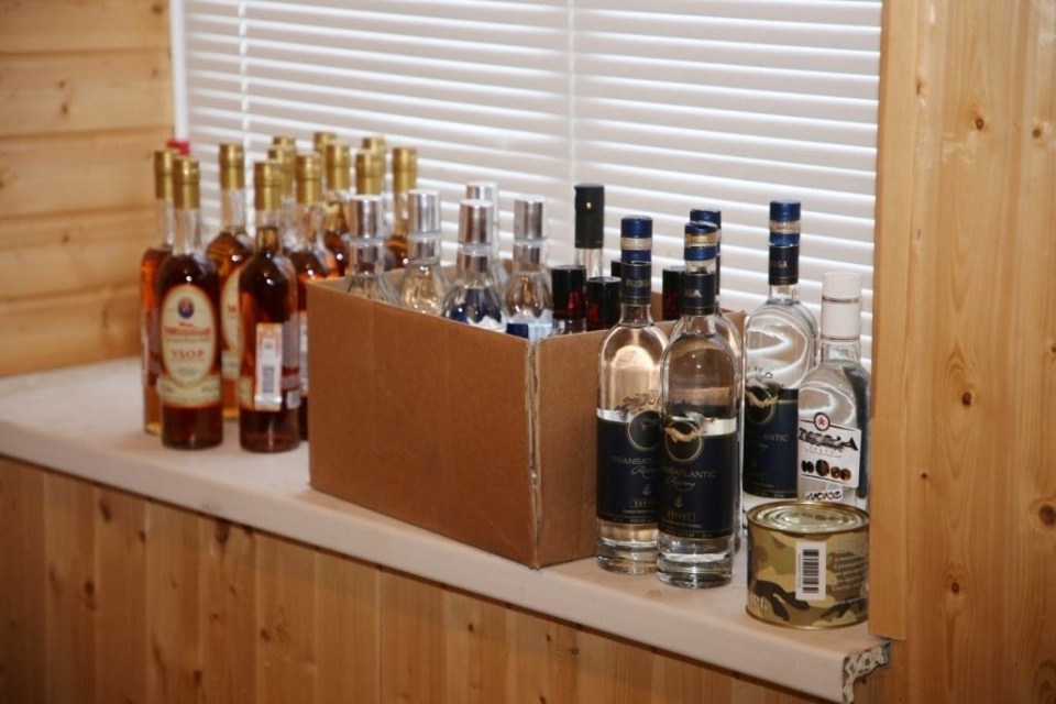 Пять тысяч литров контрафактного алкоголя изъяли псковские полицейские