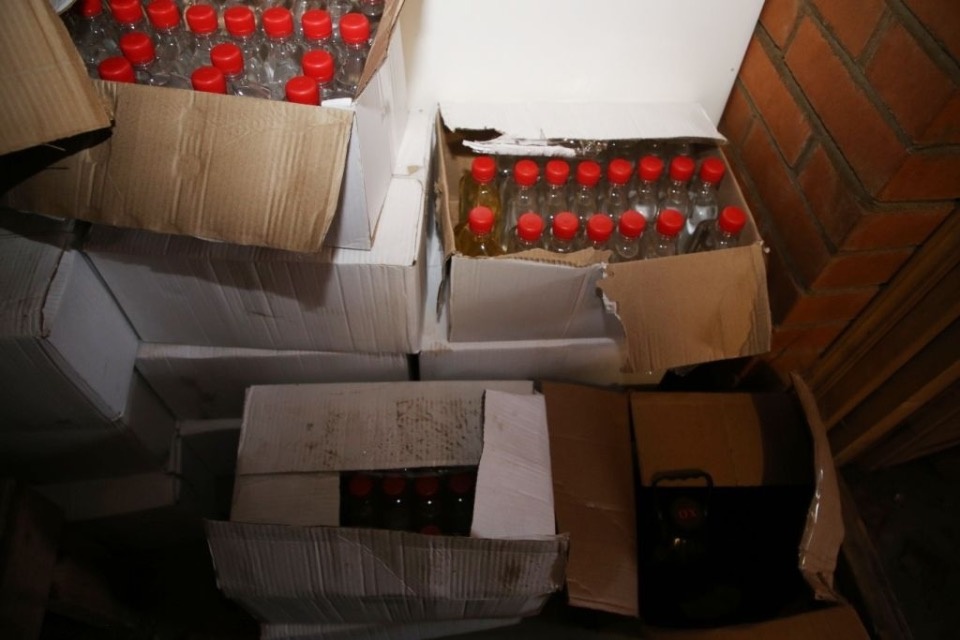 Пять тысяч литров контрафактного алкоголя изъяли псковские полицейские