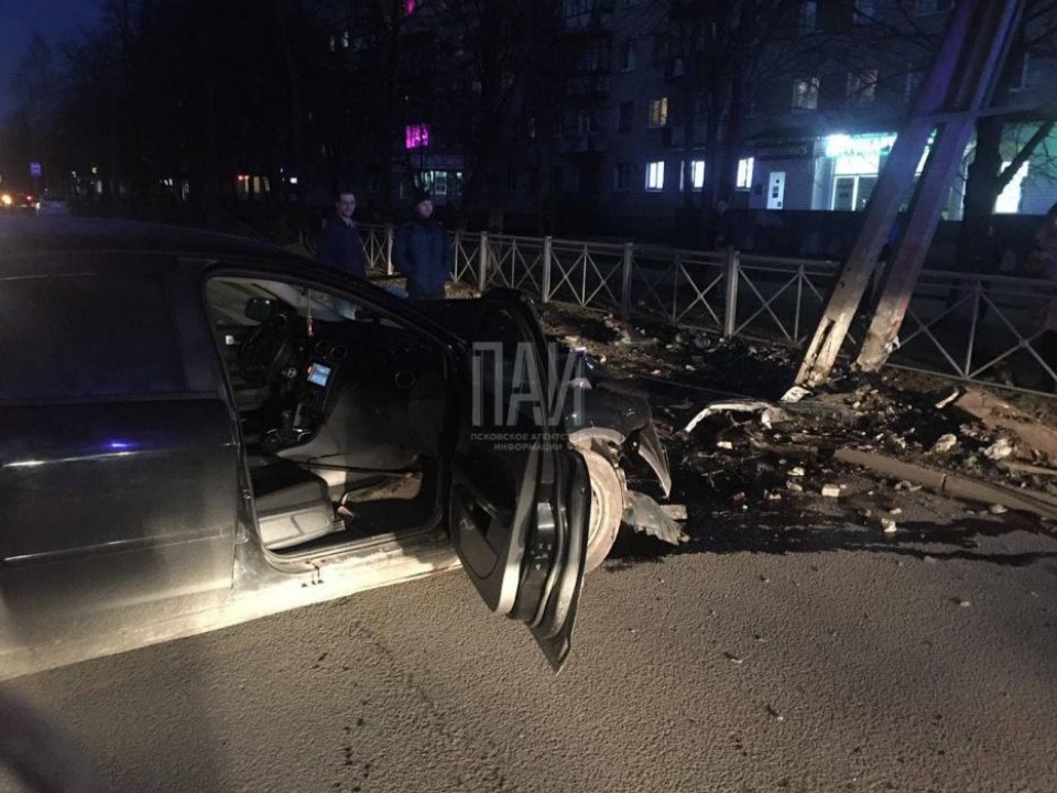 Автомобиль врезался в опору освещения на перекрёстке Труда и Текстильной в Пскове