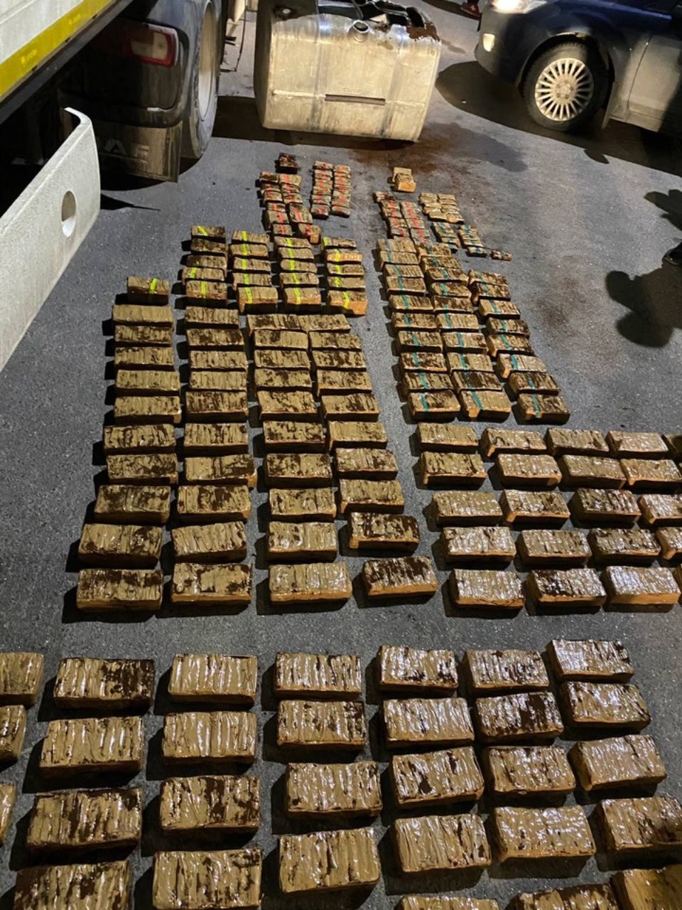 150 кг гашиша пытались ввезти в Псковскую область в топливном баке грузовика 150 кг гашиша пытались ввезти в Псковскую область в топливном баке грузовика