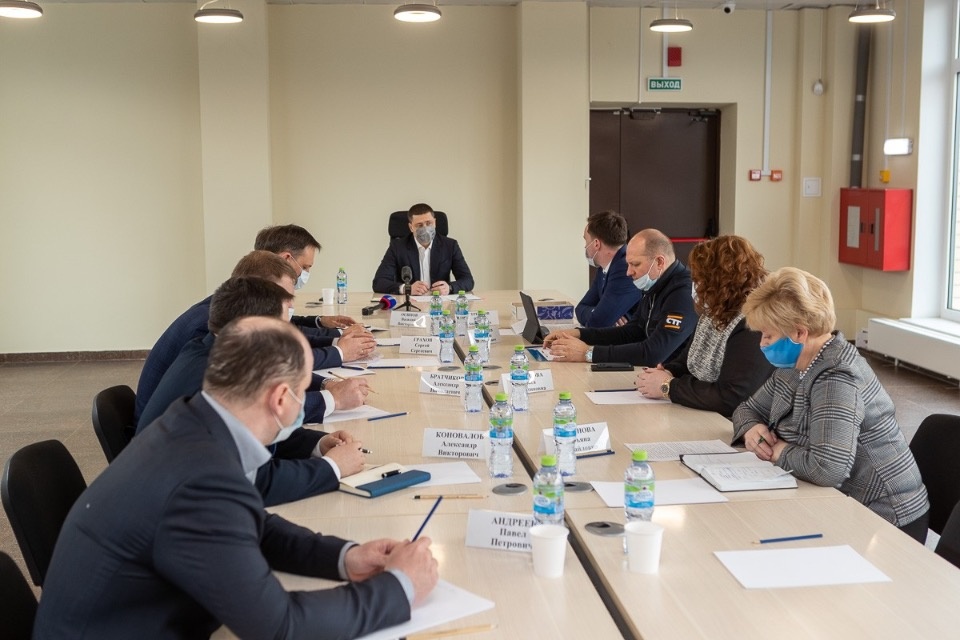 Михаил Ведерников поручил завершить реконструкцию стадиона «Машиностроитель» к началу лета