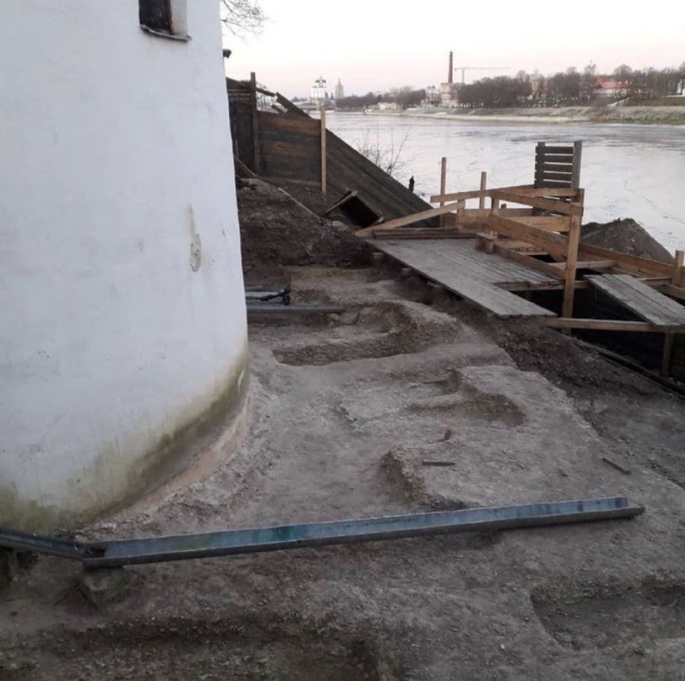 48 погребений обнаружили археологи на территории Мирожского монастыря в Пскове