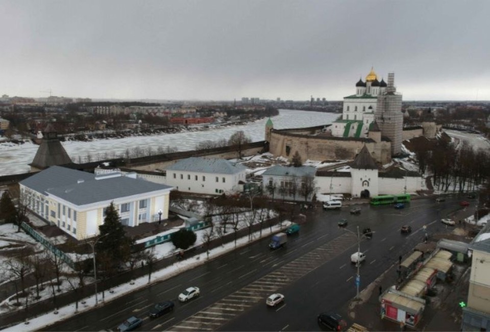 В здании бывшего кинотеатра «Октябрь» в Пскове сделают витражное остекление и смотровую площадку