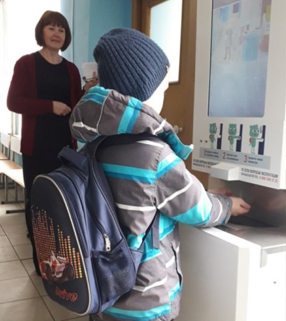 Около 230 псковских школ оборудовали аппаратами для бесконтактного измерения температуры и обработки рук