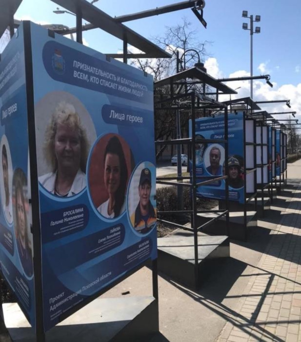 Фотовыставку «Лица героев» и памятник жертвам фашистов повредили вандалы в Пскове