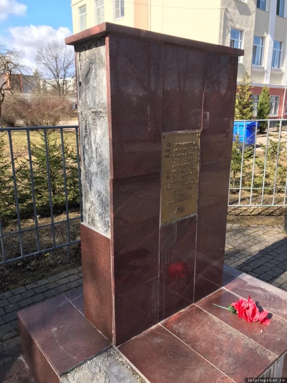 Фотовыставку «Лица героев» и памятник жертвам фашистов повредили вандалы в Пскове