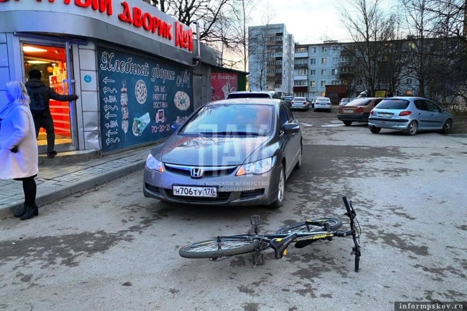 В Пскове автомобиль сбил ребенка на велосипеде В Пскове автомобиль сбил ребенка на велосипеде