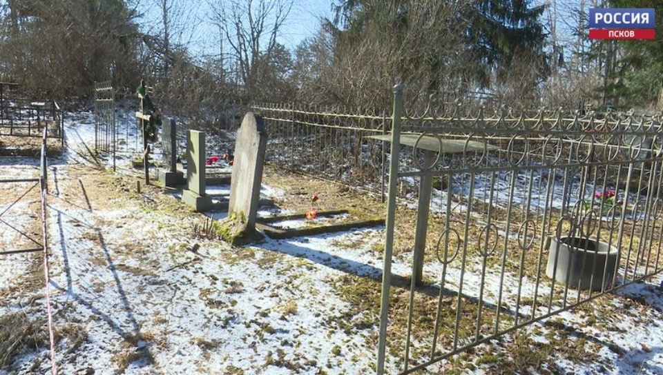 Полиция проводит проверку по факту вандализма на кладбище в Псковском районе