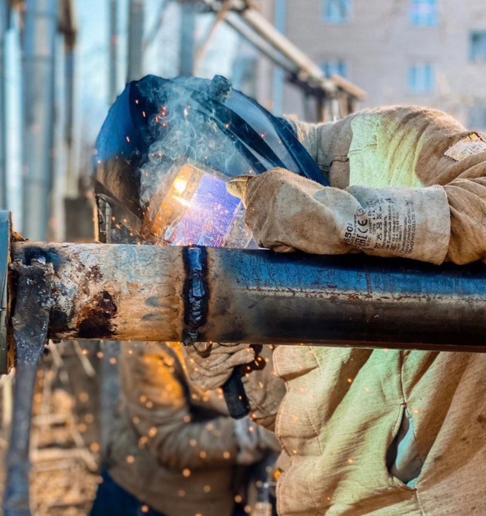 Сети горячего водоснабжения пострадали при спиле дерева в Пскове