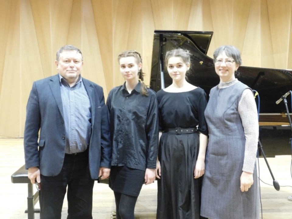 Две псковские студентки стали победителями окружного конкурса в сфере искусств