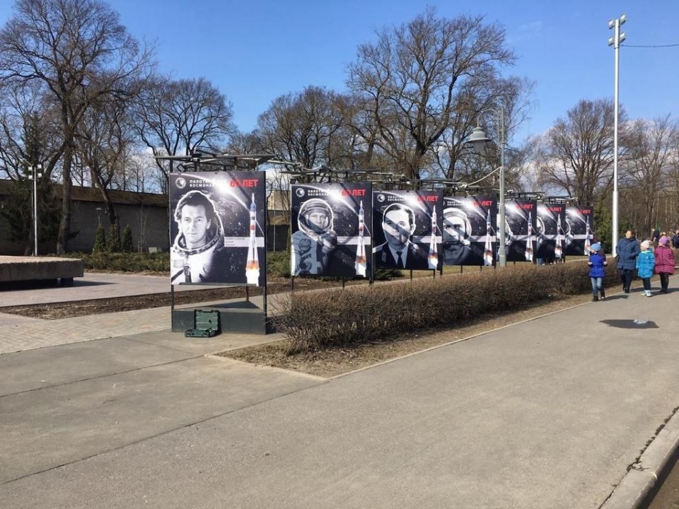 Фотовыставка «Мы первые!» открылась у Вечного Огня в Пскове