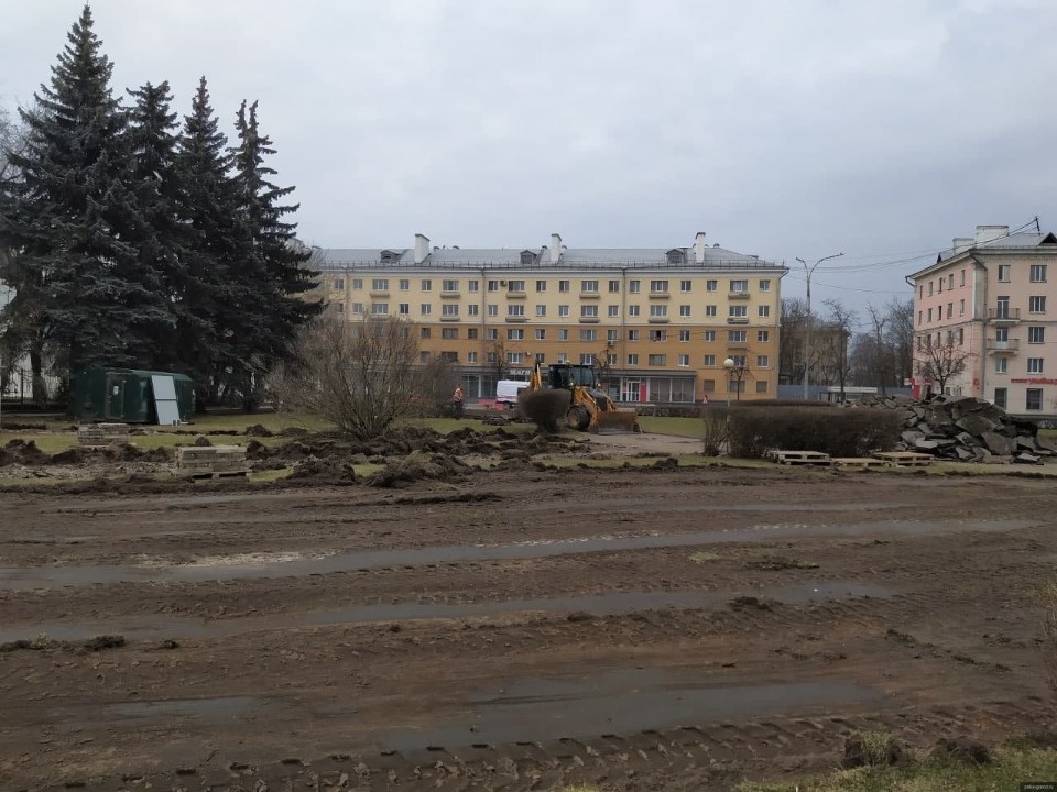 Благоустройство сквера началось на площади Ленина в Пскове